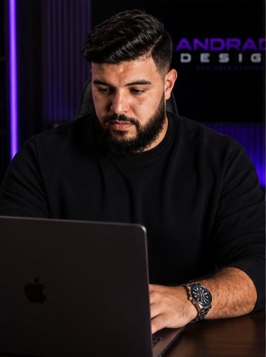 Andrade trabalhando em design